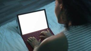 ¿Qué le pasa a tu cerebro cuando utilizas pantallas antes de dormir