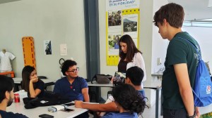 Estudiante mostrando videos de Jesus Film a su comunidad