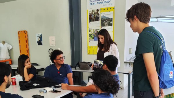Estudiante mostrando videos de Jesus Film a su comunidad